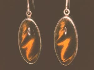 Elegant Tiger's Eye Earrings Discover the beauty of these elegant yellow tiger's eye earrings, featuring a stunning oval design that captures the light beautifully. The rich amber and black combination is complemented by a delicate silver setting. These earrings a perfect accessory for any occasion, from casual ro formal outings.